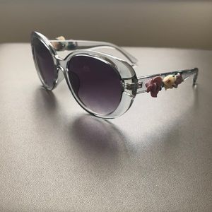 Sunglasses 🕶 with flowers detail
